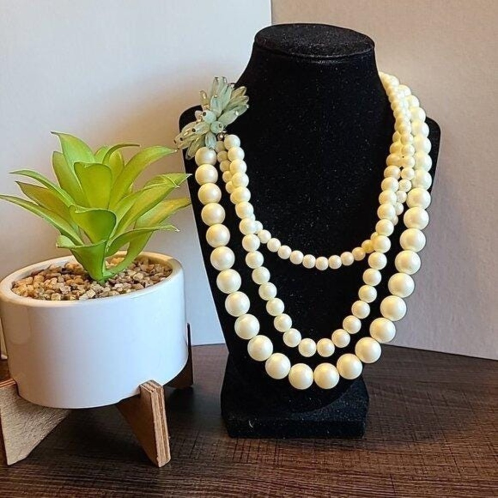 Vintage Style Triple Strand Faux Pearl Necklace Green Flower Accent Gold Tone‎